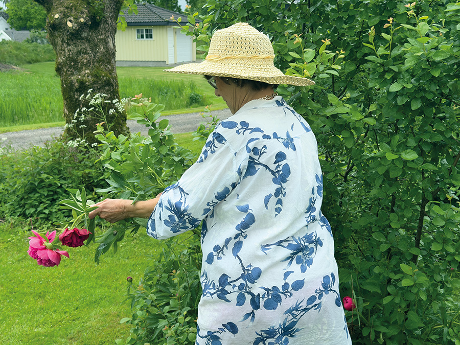 &laquo;Anne&raquo; liker &aring; stelle med blomster i hagen. For henne handler det om &aring; skape noe vakkert, f&aring; ting til &aring; gro og finne ro i det enkle. Foto: Leif Kristiansen Freyvoll