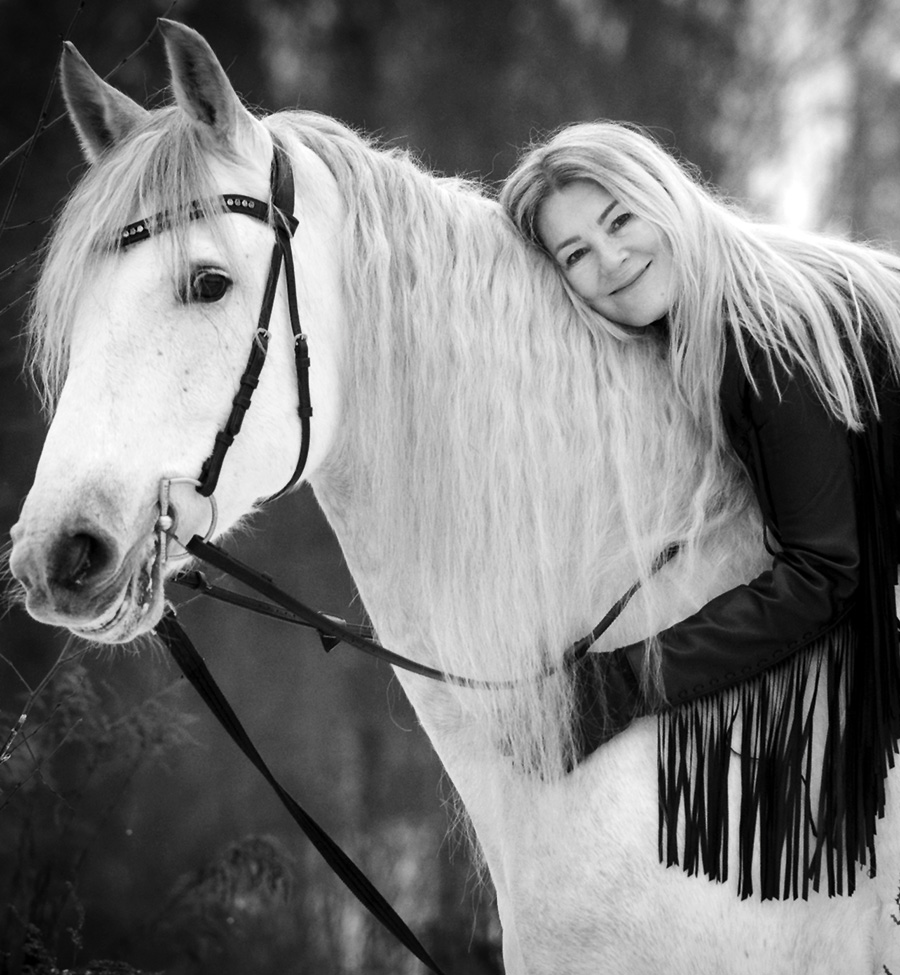 Inger Ane Sletten har hatt en sterk tilknytning til dyr helt siden barndommen. M&oslash;tet med hester gir henne ro, n&aelig;rv&aelig;r og en f&oslash;lelse av den ordl&oslash;se kontakten hun mener har fulgt henne gjennom livet. Foto: Per Heimly